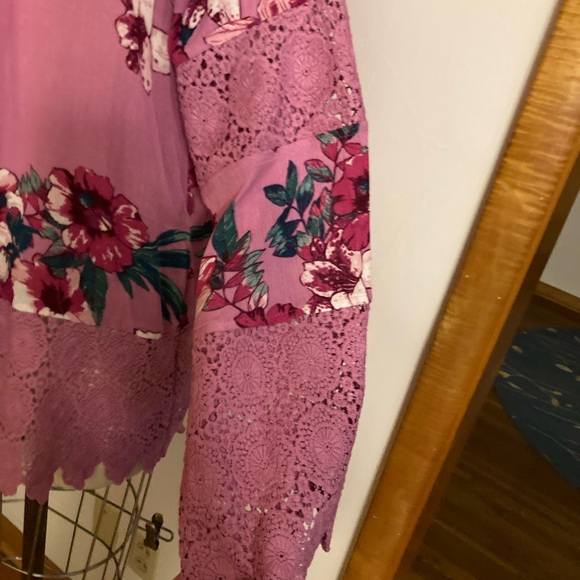 Curations Floral Pink Lace Trim Women's Top - Picture 6 of 8